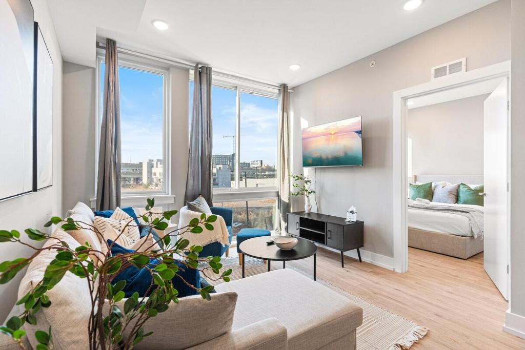 10 mins to CenterCity, With Queen Bed, Views from RT! image