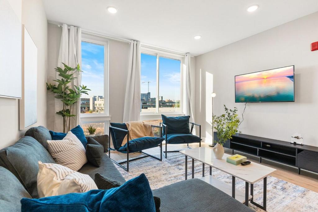 10 mins to Center City, Sleeps 6, With Rooftop Views! image