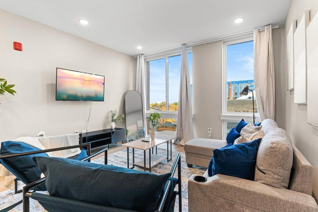 10 mins to CenterCity, Sleeps 6, With Rooftop Views! image