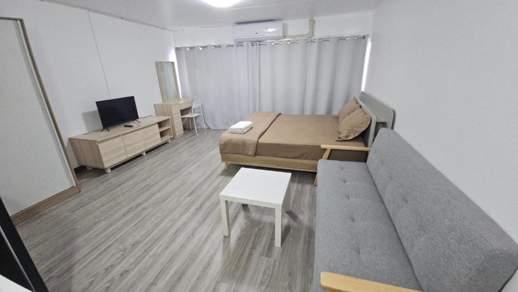 New Room, Khlong Luang
