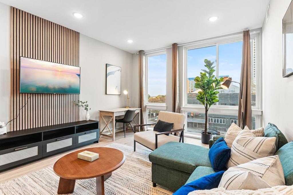 5 mins to FishTown plus Old Town King Bed, Sleeps 4! image