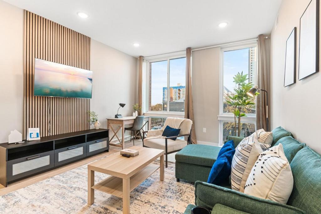 5 mins to Convention Center! Sleeps 4! With Rooftop! image