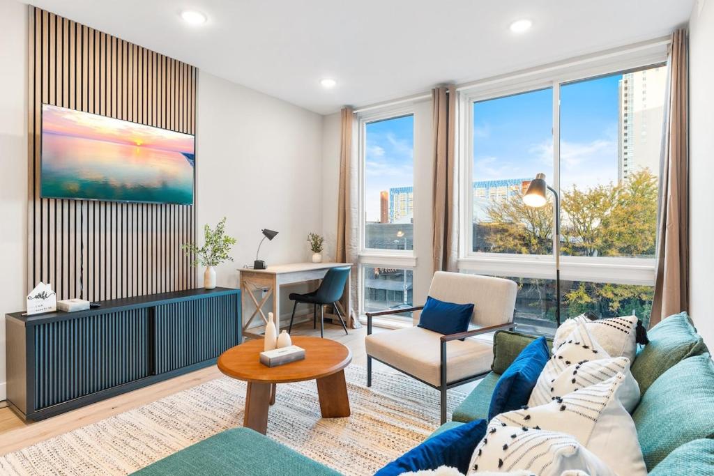 5 mins to Old Town! Sleeps 4! With Rooftop Views! image