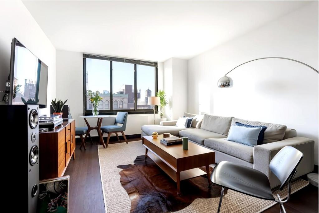 Doorman! High Floor! Views! Elevator! Free Gym! image