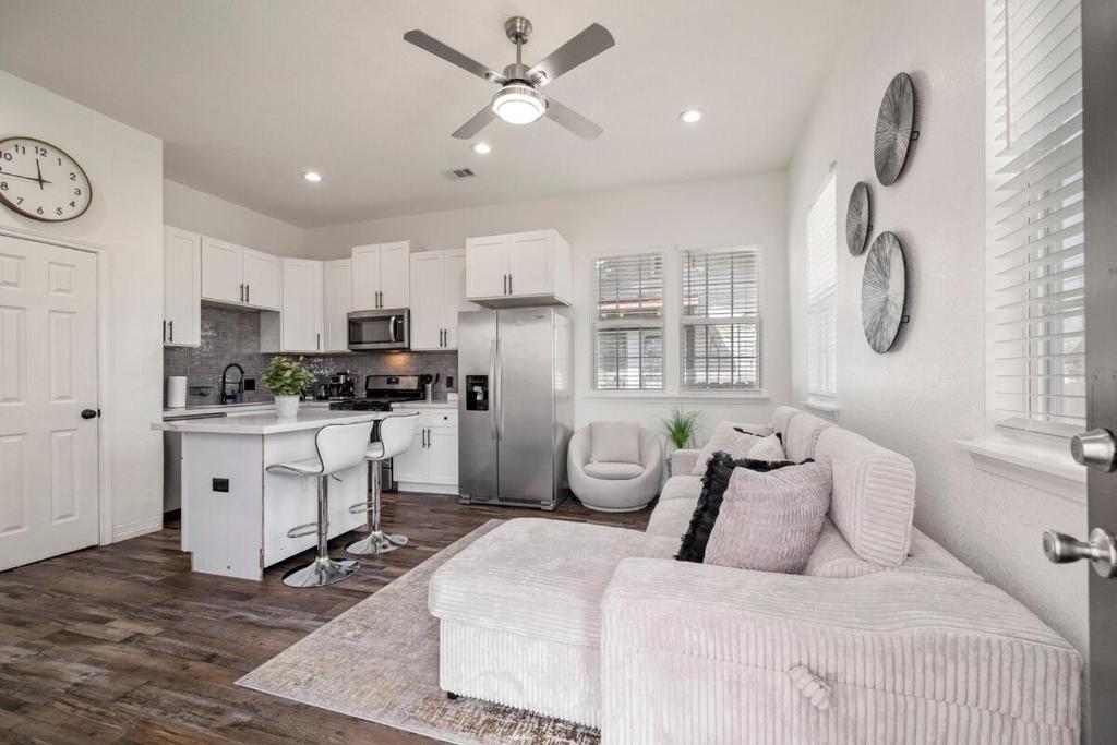 Modern and Serene Oasis Mins from Downtown Houston image