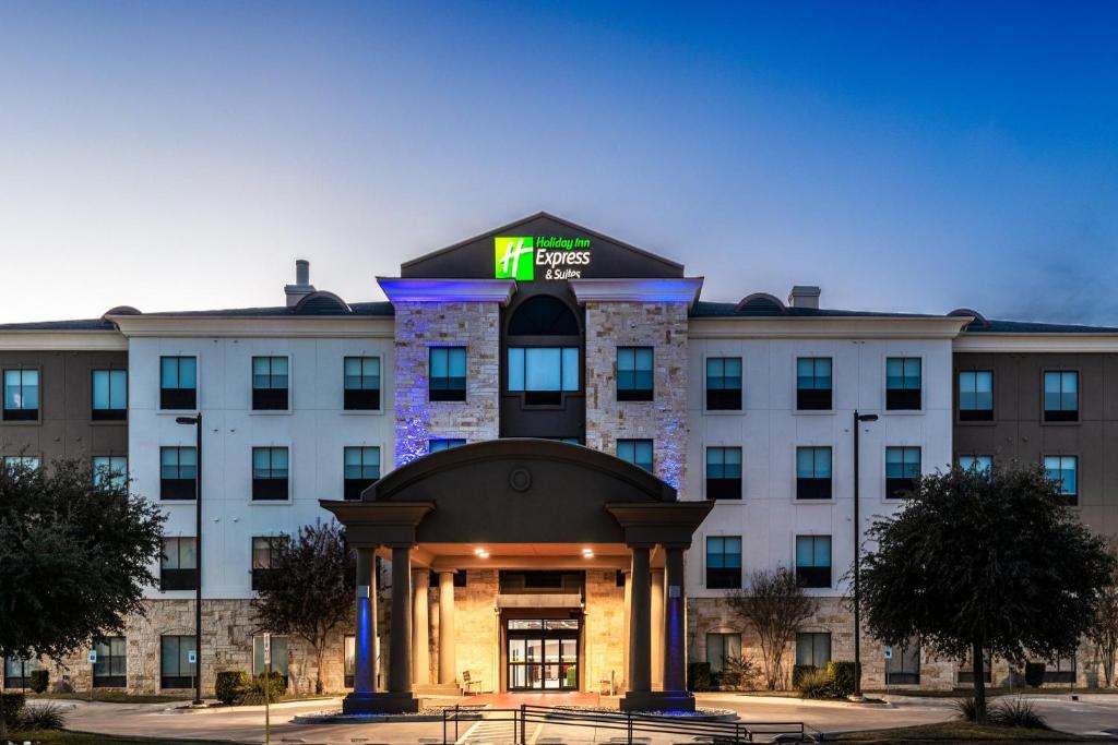 Holiday Inn Express & Suites Del Rio, an IHG Hotel image