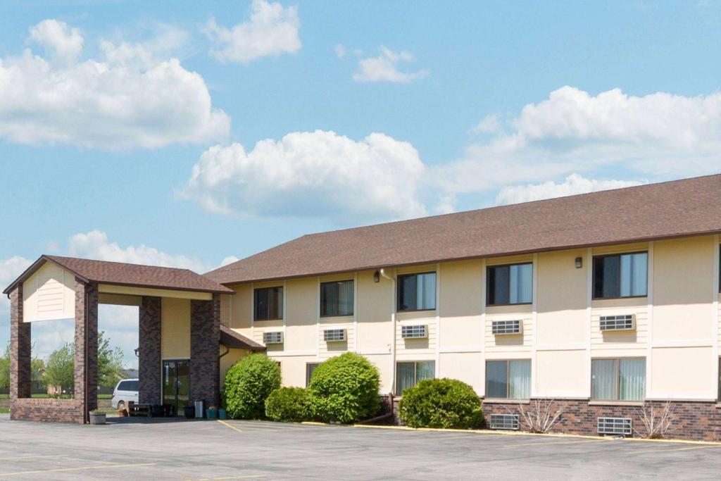 Super 8 by Wyndham Perry IA image
