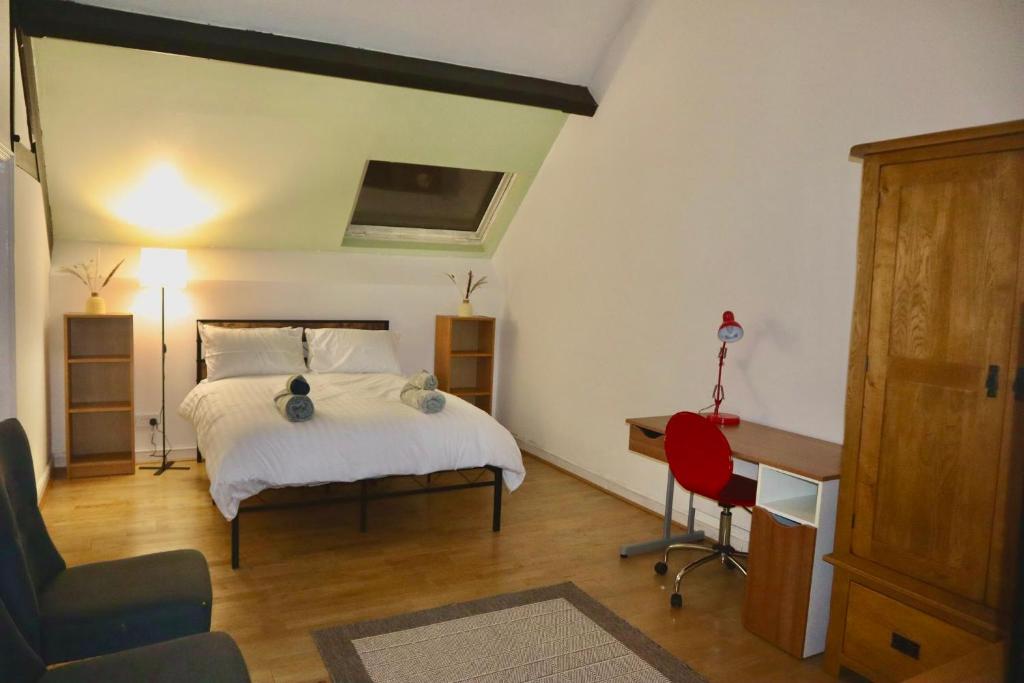 The Church E - Spacious En-Suite room - Free wifi & parking - Tap to explore photos