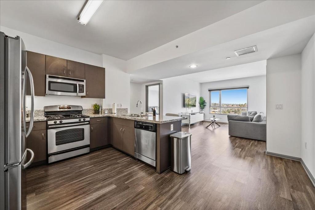Hollywood Condo - steps to Universal, good for 6 guests image