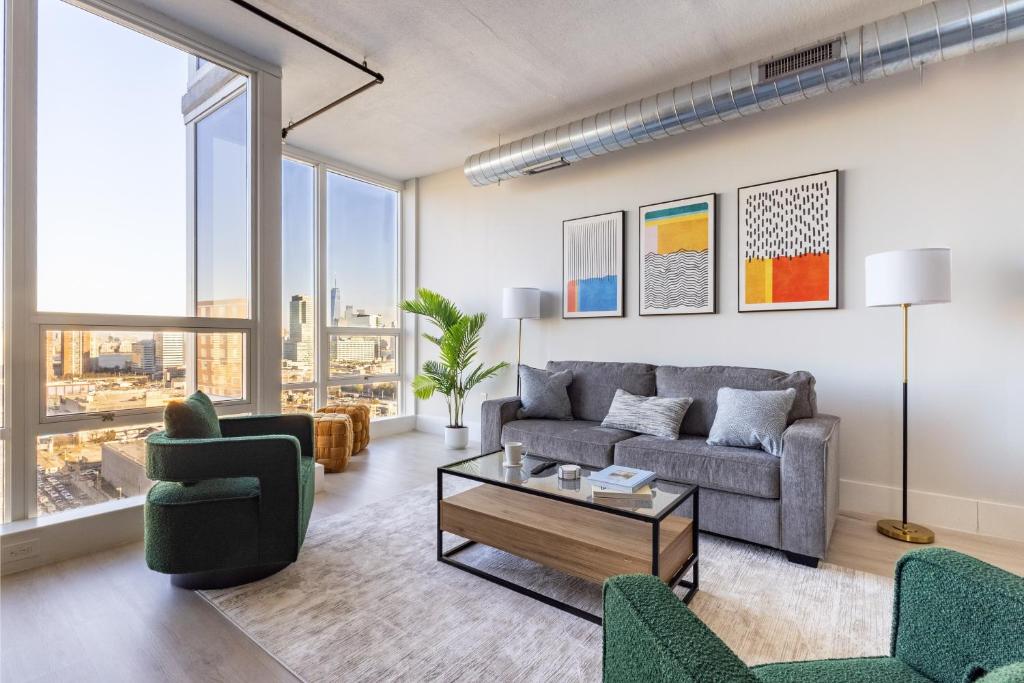 Chique Loft 15 Min from NYC with City View & Pool image
