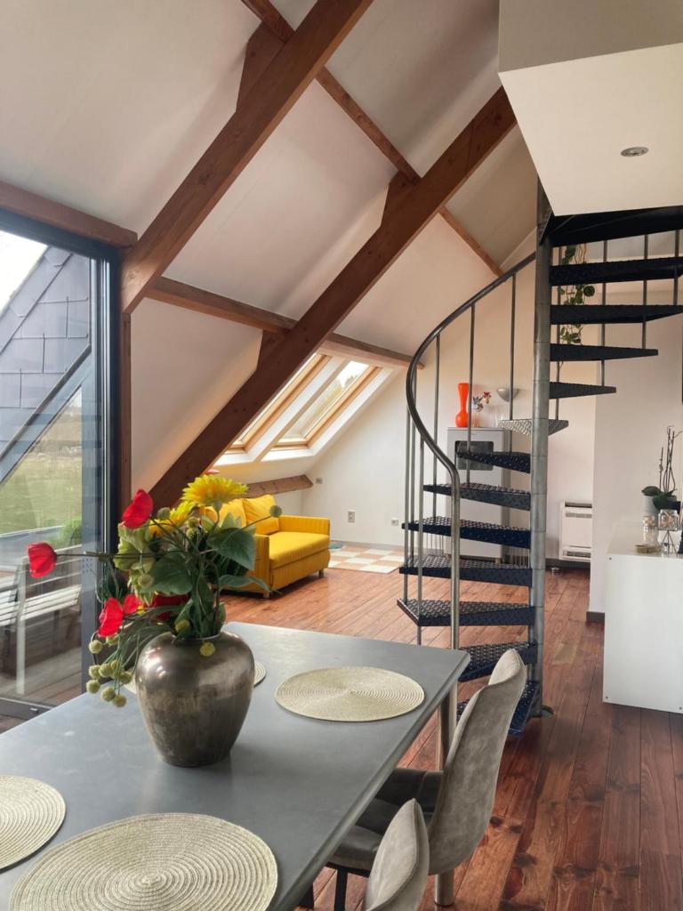 Bel-etage centraal gelegen in België max 8 pers, veel privacy photo 3
