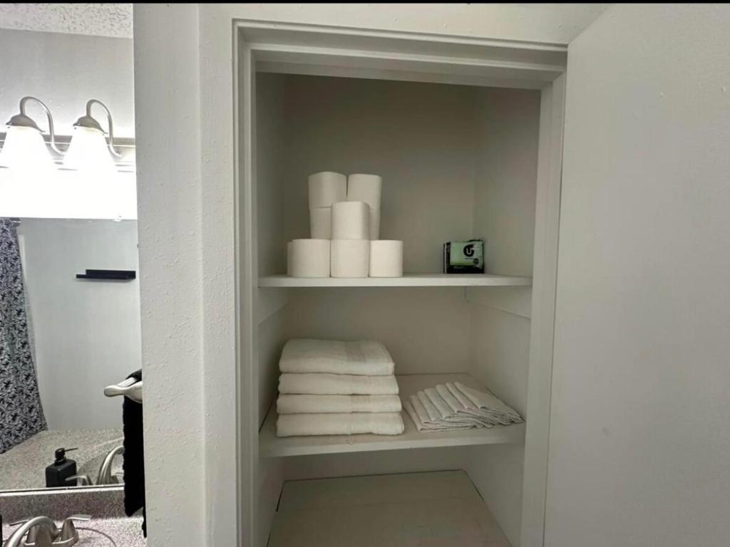 Cozy1 BR Get Away 420 friendly15min frm Airport image