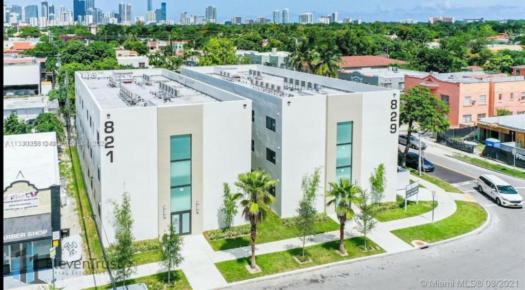 Modern Bedroom In Central Miami Shared with host image