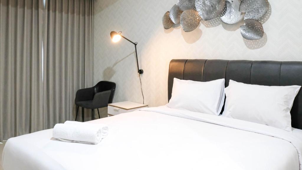Rooms of Elegant and Best Choice Studio at Grand Sungkono Lagoon Apartment By Travelio