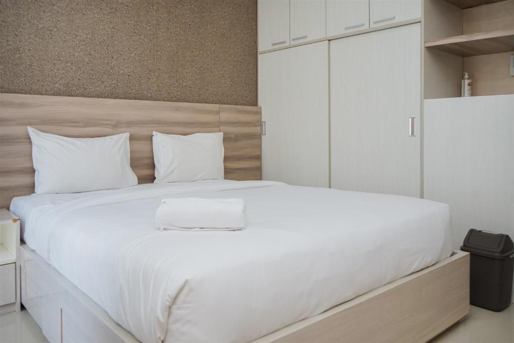 Cozy Stay Studio at Paramount Skyline Apartment By Travelio