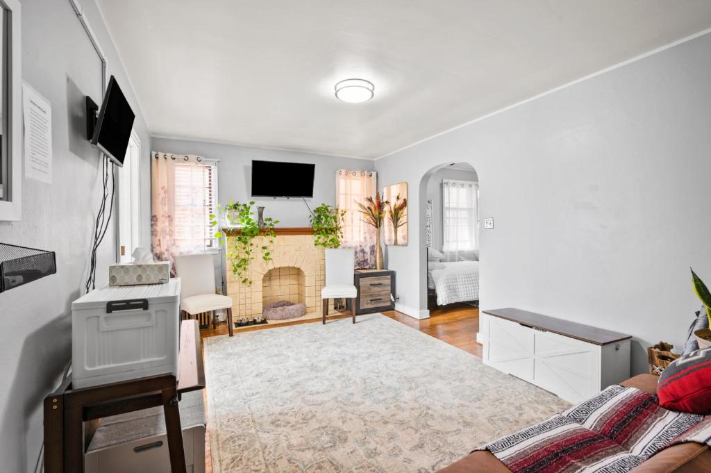Large apartment with multiple sleeping options image