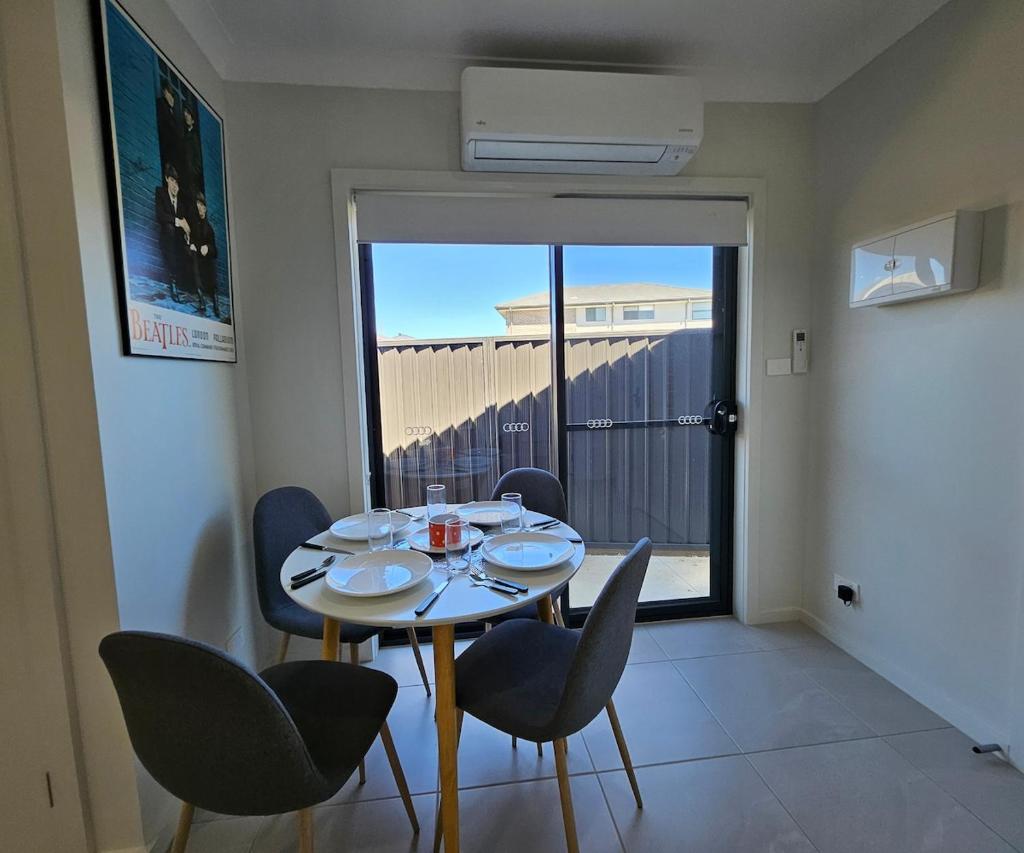 RedFlamesRetreat-Free WIFI & Parking-Walk to public transport-Quiet St & FamilyFriendly photo 4