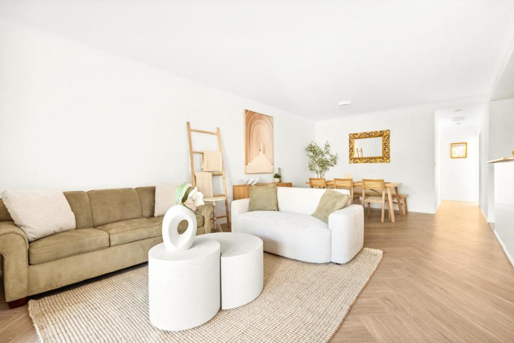 Spacious 2-Bed 2-Bath Moments from Avalon Beach photo 1