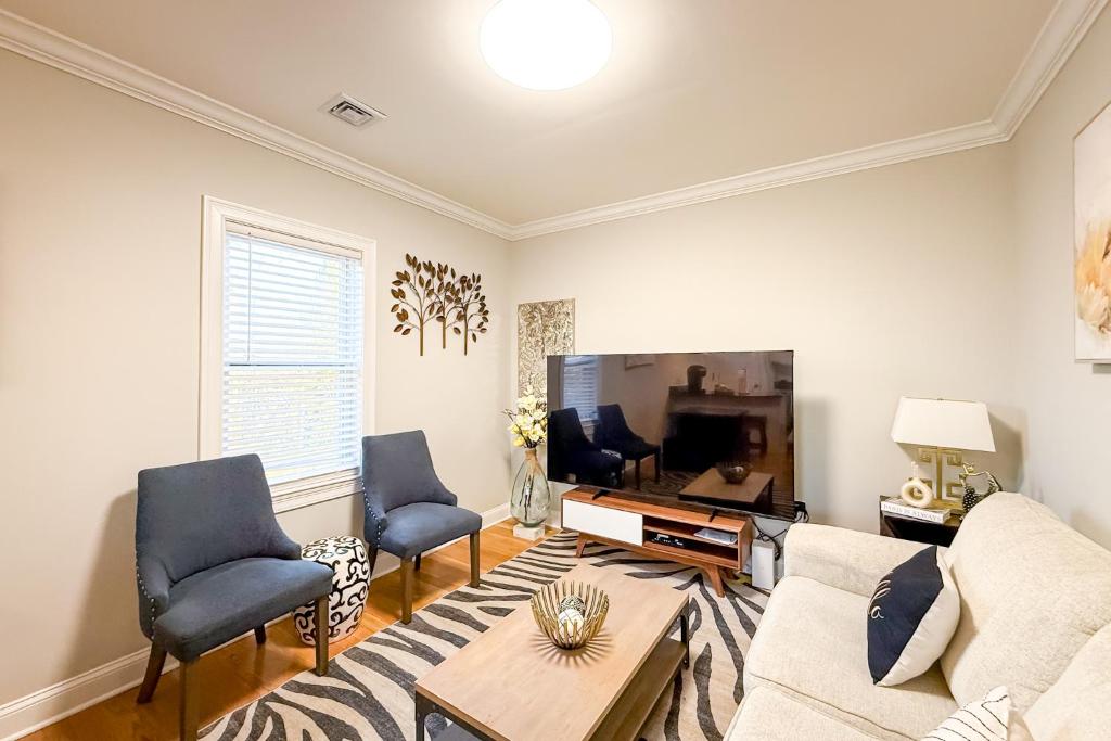 40-Newly renovated, stylish and beautiful apartment with 4br image
