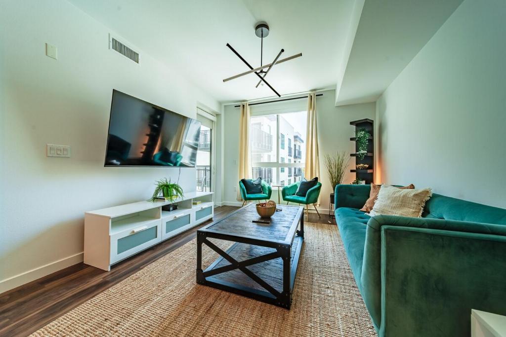 Sunset Blvd 1 Bed Apt in the Heart of Hollywood image