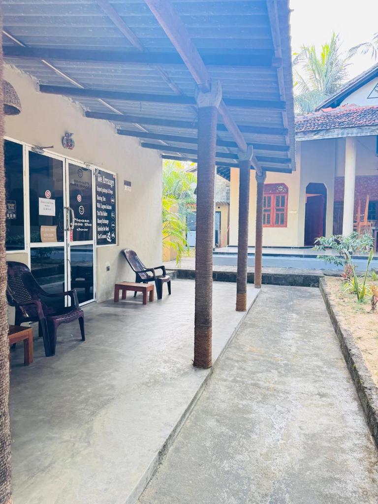Uluwatu Surf Hostel - Arugambay - Tap to explore photos