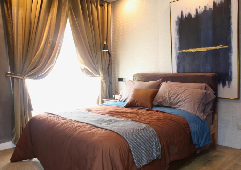The Brass Burrow, Bel Air Soho Suites, Metro Manila