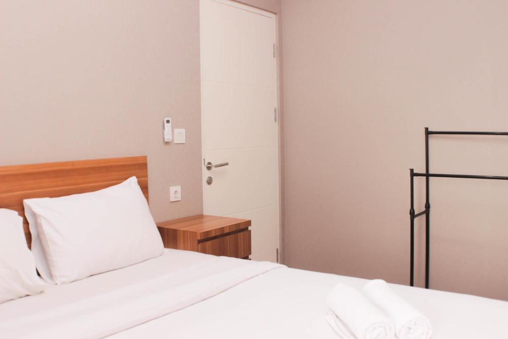 Fancy and Comfy 2BR Apartment at Springlake Summarecon By Travelio photo 3