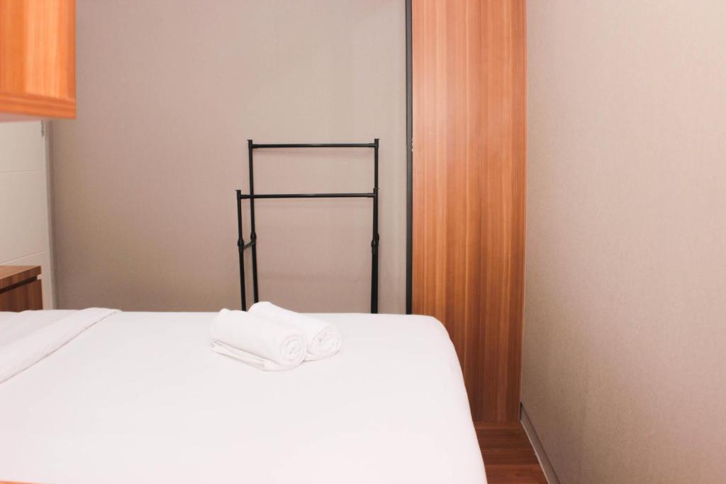 Fancy and Comfy 2BR Apartment at Springlake Summarecon By Travelio photo 4