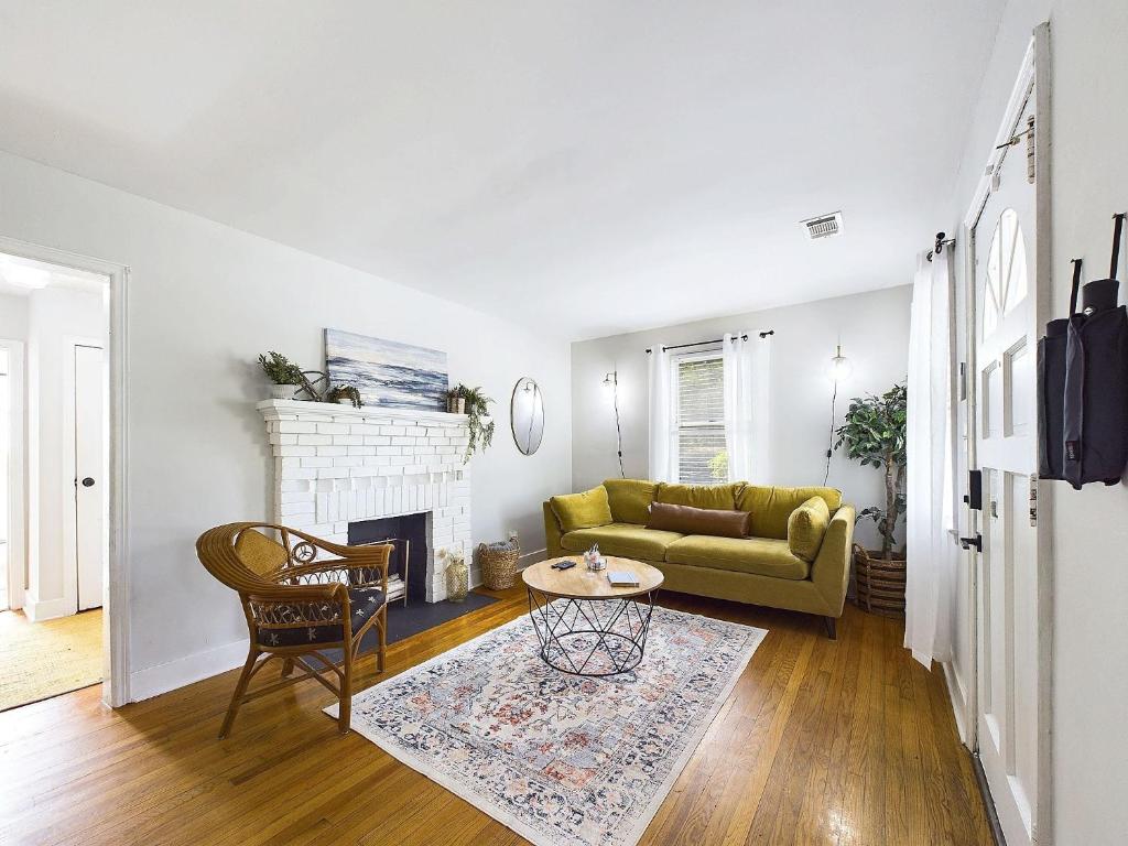 Peachy Corner Cottage image