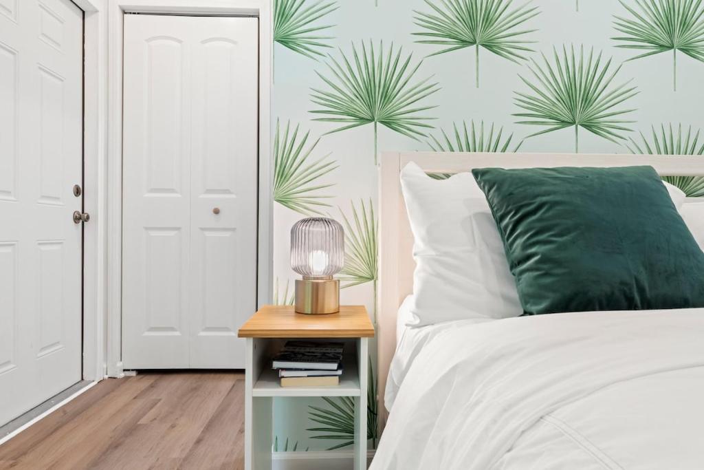 Palm Cottage Tiny House Hideaway image
