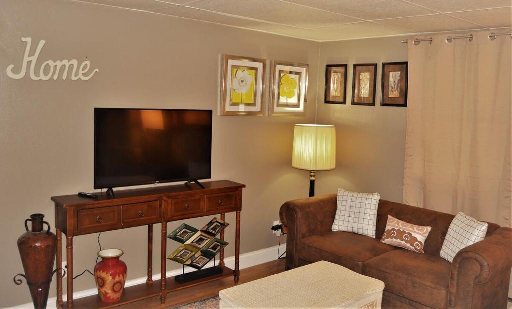 Grand Red - six-bedroom apartments near the UND campus image