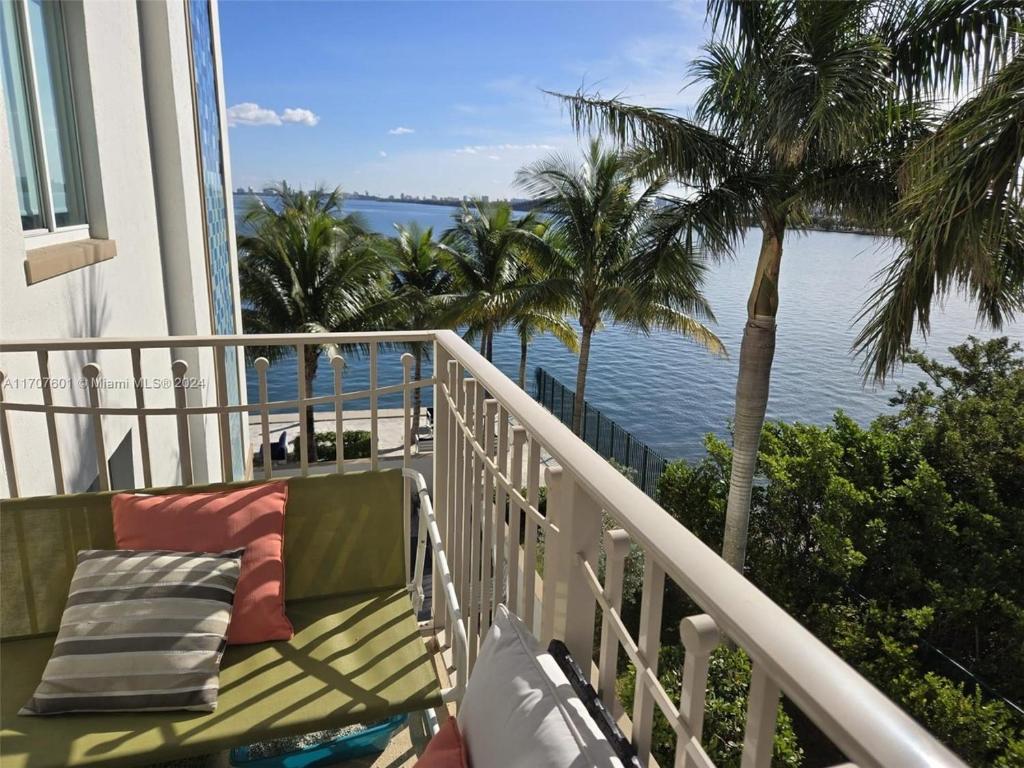 Miami Bay- Spacious and cozy water front suite - 28 day Minimum image