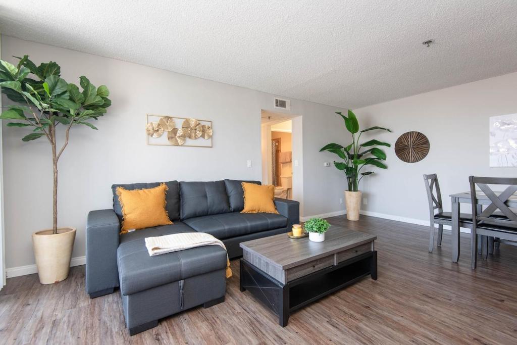 Hollywood Glam 2BR Apartment with Rooftop Pool and Panoramic Views image