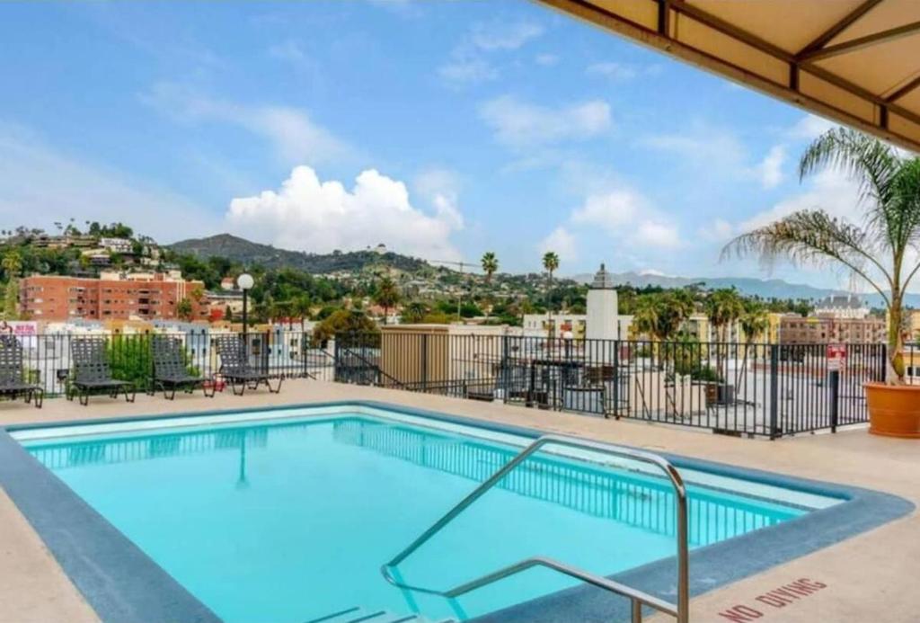 Hollywood Heights 2BR Apartment with Rooftop Pool and Stunning Views image