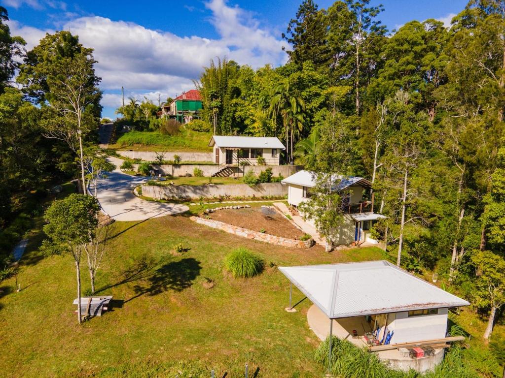 The cabin at the edge of town photo 3