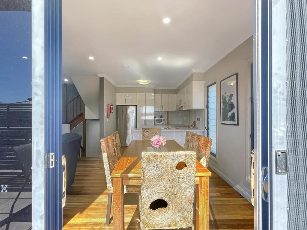 Spacious 3-bed Home with Bayviews from Balcony