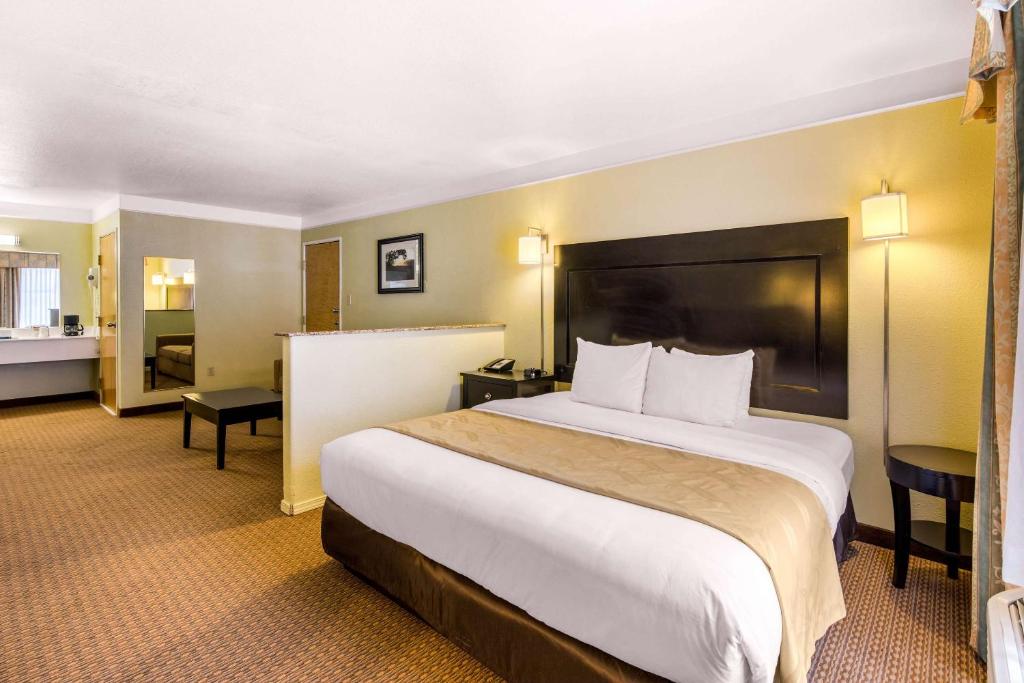 Quality Inn & Suites Gallup I-40 Exit 20 image