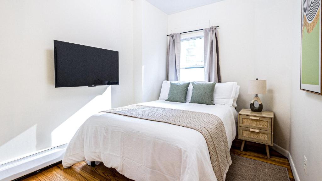 Unbeatable & Cozy 4BDR & 1 BTH in Manhattan image