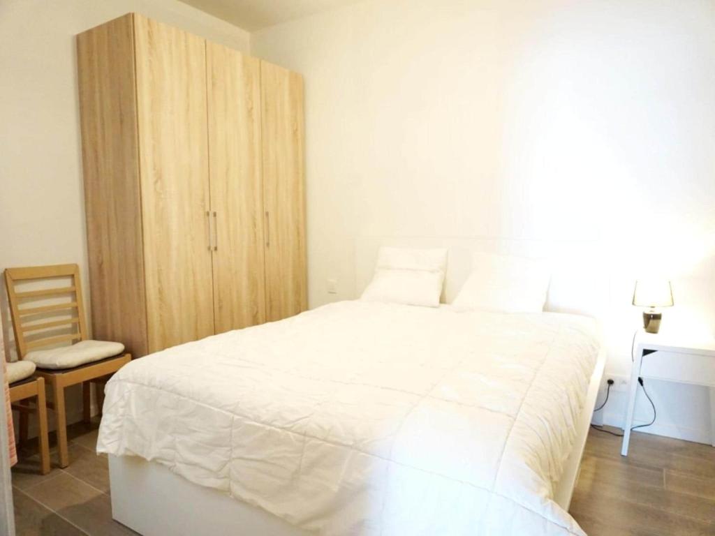 Modern apartment in Wenduine with terrace photo 4