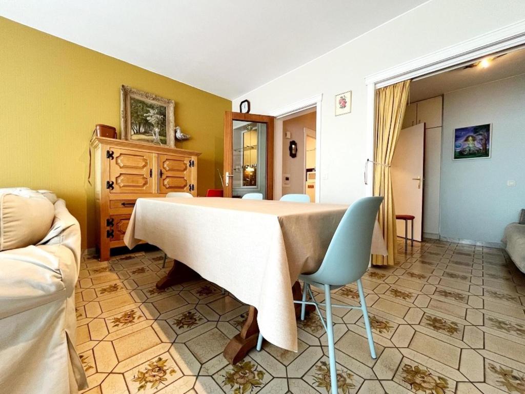 Stylish apartment in Wenduine with sea-view photo 2