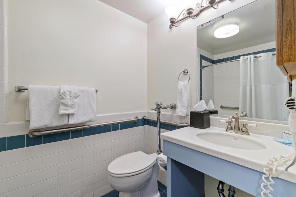 Lions Gate Hotel Room Type - 2 Queen Beds, Two-Bedroom, Suite, Non-Smoking