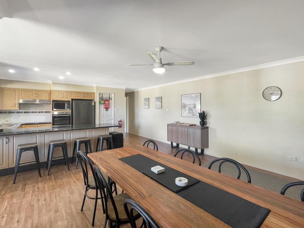 Our Haven: 4-Bed Escape Near Beach & Mogo Trails photo 3