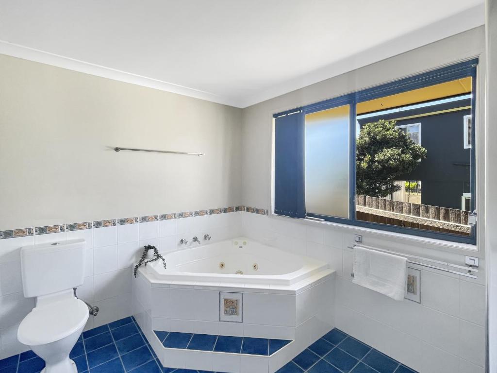 Our Haven: 4-Bed Escape Near Beach & Mogo Trails photo 2