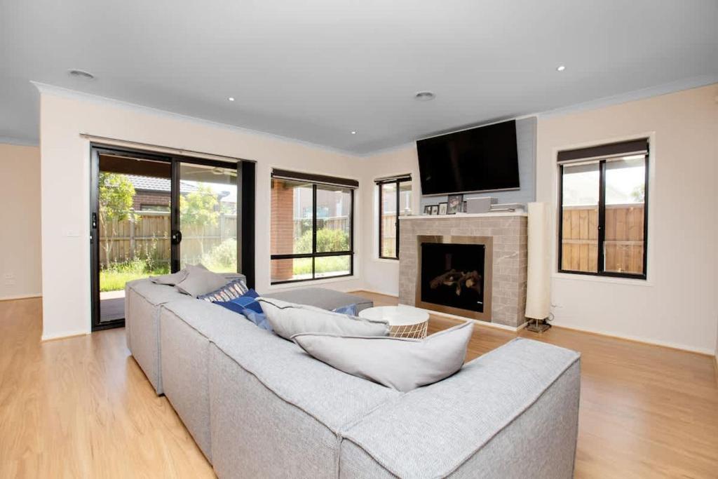 Spacious Double Story Family House with Amazing City Views photo 3