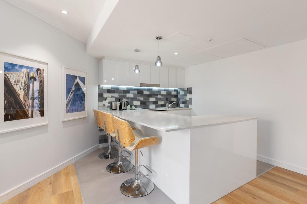 Bright & Spacious 1-Bed in Vibrant Sydney photo 3