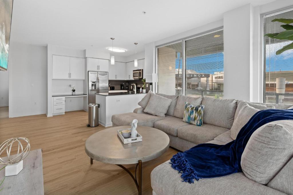 Spacious 3BR 3Min Walk To Marina 5Min To VBeach image