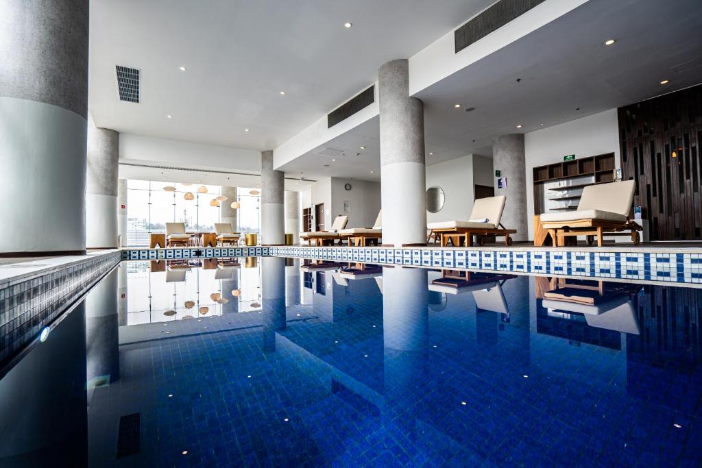 DoubleTree by Hilton Hotel Mexico City Santa Fe - Tap to explore photos
