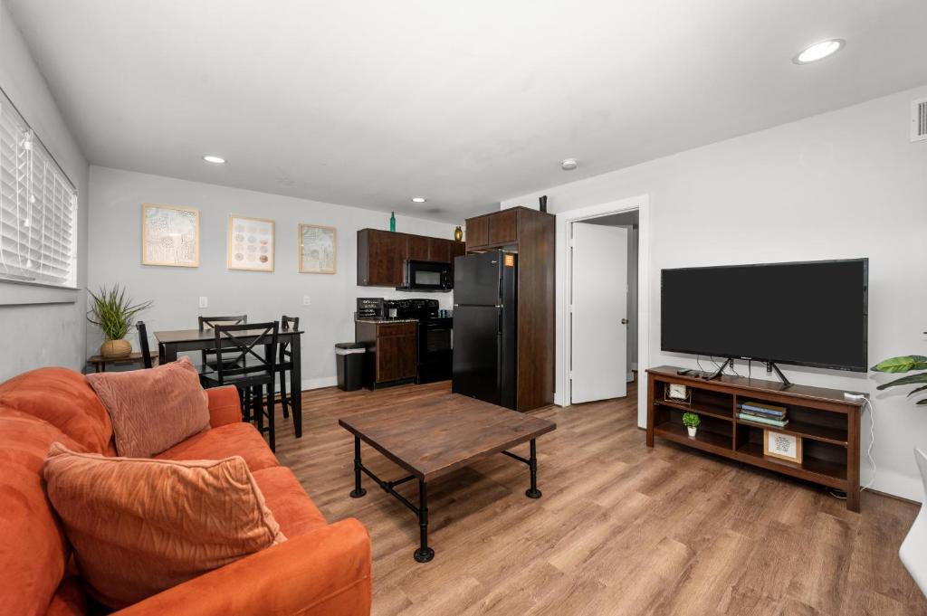 Comfortable 1BR Apartment Near NRG Stadium image