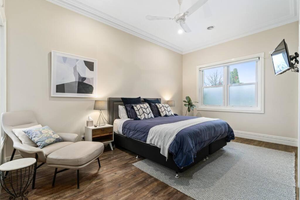 Heritage Home on March - Amazing Location photo 4