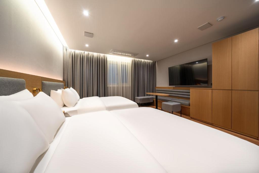 Comfort Inn Yeouido - Tap to explore photos